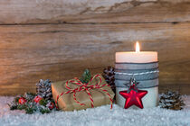Weihnachtliche Kerze mit Geschenk im Schnee für Weihnachten oder Advent  von Alex Winter