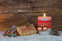 Weihnachtsgeschenk mit Kerze im Schnee von Alex Winter