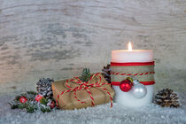 Christmas candlelight with xmas gift and decoration on snow von Alex Winter