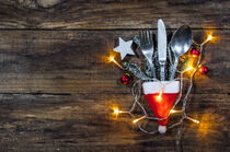 Weihnachten Besteck Tischgedeck mit Nikolausmütze auf Holztisch  von Alex Winter