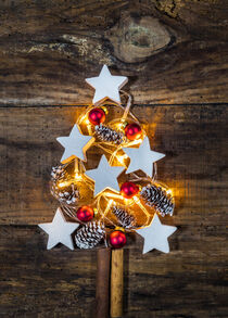 Weihnachtsbaum mit Sternen, Zapfen, roten Weihnachtskugeln und Lichtern von Alex Winter