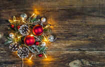 Traditionelle Weihnachtsdekoration mit Licht auf Holz-Hintergrund von Alex Winter