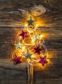 Weihnachtsbaum aus roten und goldenen Sternen und Lichterkette von Alex Winter