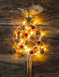 Festive shining Christmas tree with lights and red and golden christmas ornaments von Alex Winter