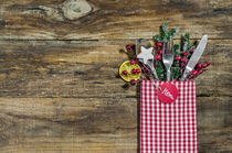 Christmas dinner with cutlery on rustic wooden table background von Alex Winter