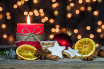 Weihnachtsdekoration mit roter Kerze, Zimtplätzchen, Gewürzen und Lichtern by Alex Winter