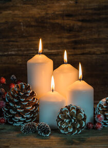 Vierter Advent mit brennenden Kerzen mit Zapfen und Beeren Weihnachtsdekoration by Alex Winter