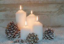 Vierter Advent, vier weiße Kerzen mit Zapfen im Schnee by Alex Winter
