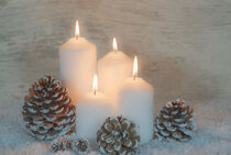 Weihnachten vierter Advent, weiße Kerzen mit Zapfen und Schnee von Alex Winter