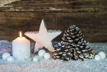 Advent and Christmas time candle with decoration, snow, star shape and pine cones von Alex Winter
