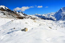 Blick zum Abstieg vom Larkya La Pass im Himalaya von Ulrich Senff