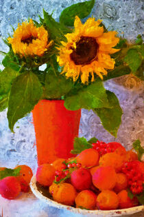 Sonnenblumenstrauß in Vase mit Obstschale Aprikosen. Gemalt. von havelmomente
