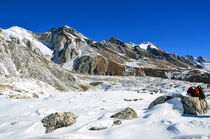 Pause beim Aufstieg zum Larkya La Pass im Himalaya von Ulrich Senff
