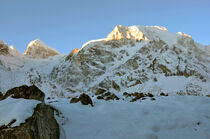 Morgendämmerung beim Aufstieg zum Larkya La Pass im Himalaya by Ulrich Senff