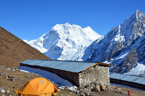 Die Alp Dharamsala mit dem Samdo Ri in Nepal von Ulrich Senff