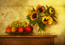 Sonnenblumenstrauß in Vase mit Obstschale auf Schrank. Gemalt. von havelmomente