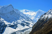 Blick von links auf Manaslu und Manaslu Nord im Himalaya by Ulrich Senff