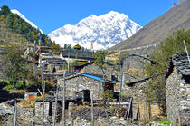 Das Himalayadorf Lhogaon mit dem Naike Peak von Ulrich Senff