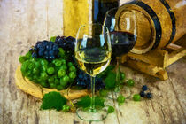Stillleben aus Weingläsern mit Weintrauben und Weinfass. Gemalt. by havelmomente