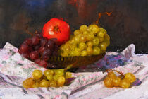 Obstschale auf Tisch. Stillleben mit Weintrauben und Granatapfel. Gemalt. by havelmomente
