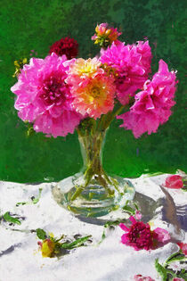 Gemalte Dahlien in Vase vor grünem Hintergrund. by havelmomente