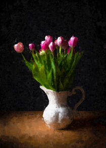 Rosa Tulpen auf dem Tisch in Blumenvase. Gemalt. von havelmomente