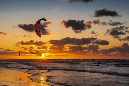 Kite-surfer-sonnenuntergang-holland