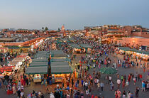 Marokko, abends auf dem "Platz der Geköpften" in Marrakesch by Ulrich Senff