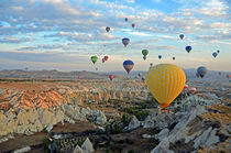 Türkei, unzählige Heißluftballons schweben über Kappadokien von Ulrich Senff