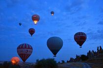 Türkei, Heißluftballons nach dem Start in Kappadokien von Ulrich Senff