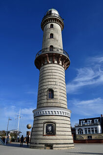 Der Leuchtturm von Warnemünde by Ulrich Senff