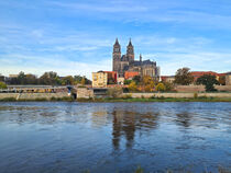 der Magdeburger Dom im Herbst mit Wasserspiegelung by magdeburgerin
