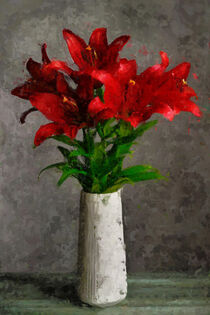 Strauß rote Lilien in weißer Blumenvase. Gemalt. by havelmomente
