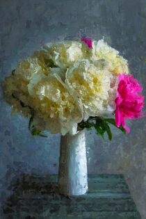 Weiße und pinke Pfingstrosen in Vase. Gemaltes Blumenstillleben. von havelmomente