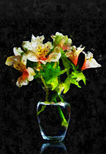 Inkalilien Blumenstrauß in Glasvase vor schwarzem Hintergrund. Gemalt. by havelmomente