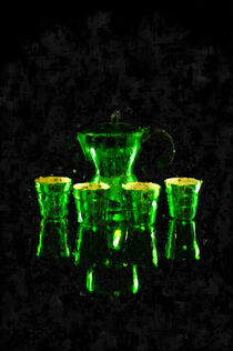 Grüne Gläser auf schwarzem Hintergrund. Karaffe mit vier Gläsern. Gemalt. von havelmomente