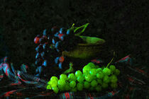 Stillleben aus Weintrauben und Obstschale auf karierter DeckeStillleben mit Obst und Tongeschirr. Gemalt von havelmomente