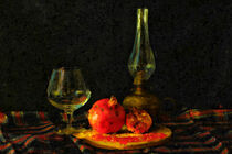 Stillleben mit Granatapfel, Petroliumlampe und Weinglas. Gemalt. von havelmomente