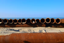 Rusty industrial pipes on North Sea beach von LE-gals Photography