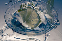 Limette fällt in Drink-Glas by Marc Heiligenstein