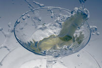 Limette fällt in Wasserglas von Marc Heiligenstein