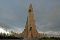Blick zur Hallgrimskirkja, dem Wahrzeichen von Reykjavik by Ulrich Senff