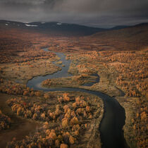 River with colourful trees in the countryside of Lapland in autumn in Sweden von Bastian Linder