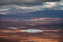 Landscape of Pieljekaise National Park in autumn with lakes and mountains in Lapland in Sweden by Bastian Linder