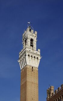 Siena: Die Spitze des Torre del Mangia in der toskanischen Stadt Siena by Berthold Werner