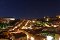 Siena: die nördliche Altstadt bei Nacht by Berthold Werner