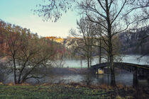 Uferlandschaft Donau bei Beuron mit alter Steinbrücke und aufziehendem Nebel - Naturpark Obere Donau von Christine Horn