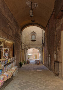 Ein überbauter Durchgang zwischen zwei Gebäuden in Siena. Digital Art von Berthold Werner