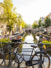 'Altes Fahrrad an einer Gracht in Amsterdam' von dieterich-fotografie