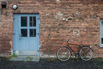 Bike by the Blue Door von Jukka Heinovirta